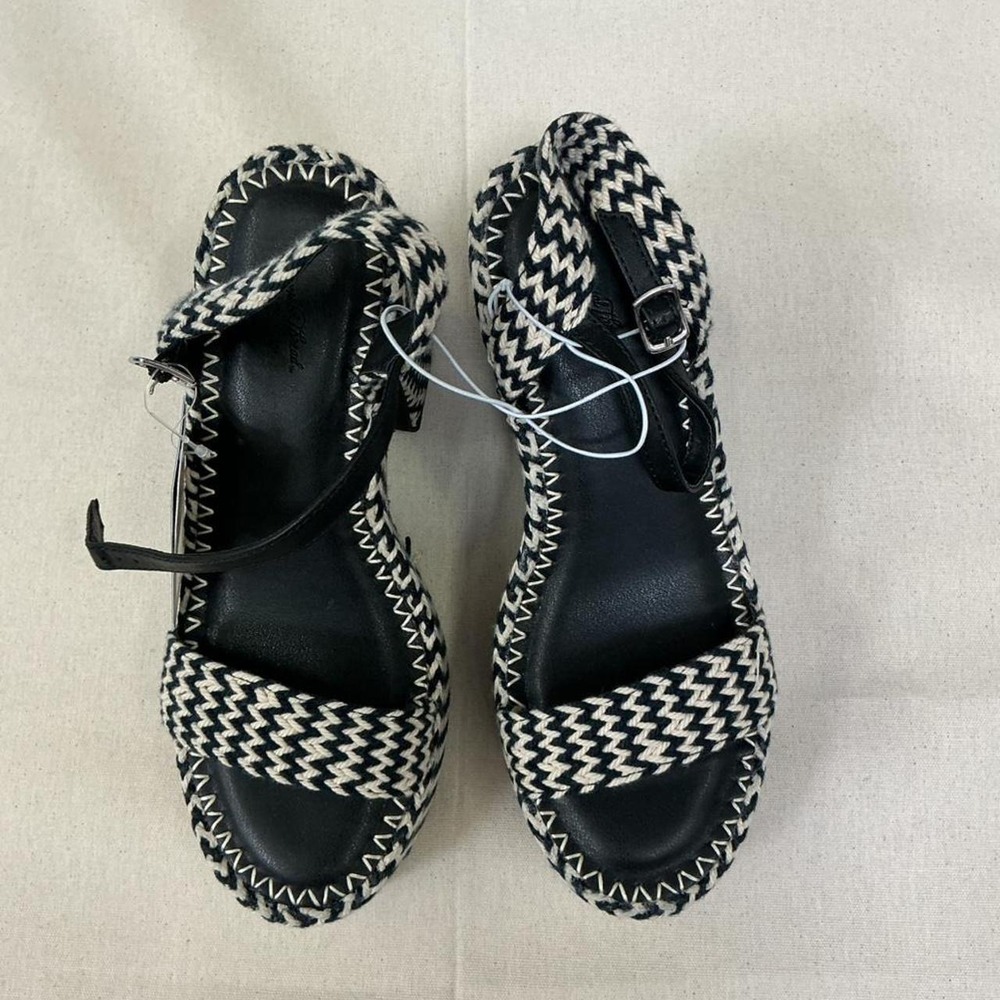 Universal Thread‎ woven platform heels